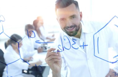 bir gülümseyen, yakın bilim adamı yazıyor bir formül üzerinde blackboa