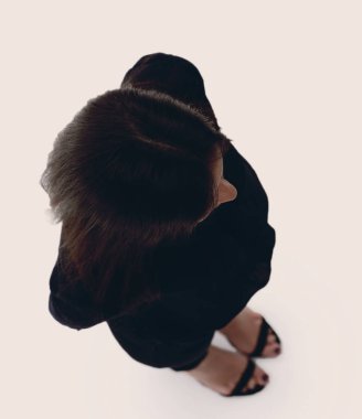 Yukarıdan görüntüleyin. modern genç iş kadını ararken