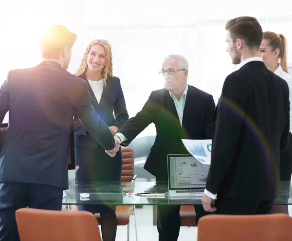 Бизнесмены пожимают руки в конференц-зале в офисе — стоковое фото