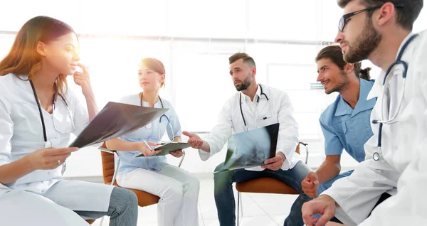 Personal médico que discute la radiografía de un paciente — Foto de Stock