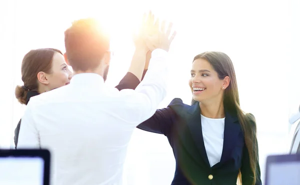 Closeup.business equipe, dando um ao outro um alto cinco — Fotografia de Stock