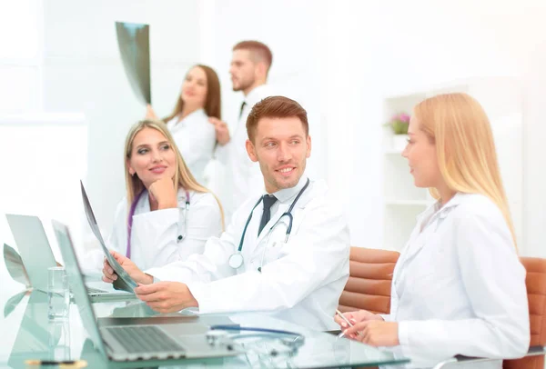 Grupa pracowników medycznych pracujących razem w szpitalu — Zdjęcie stockowe