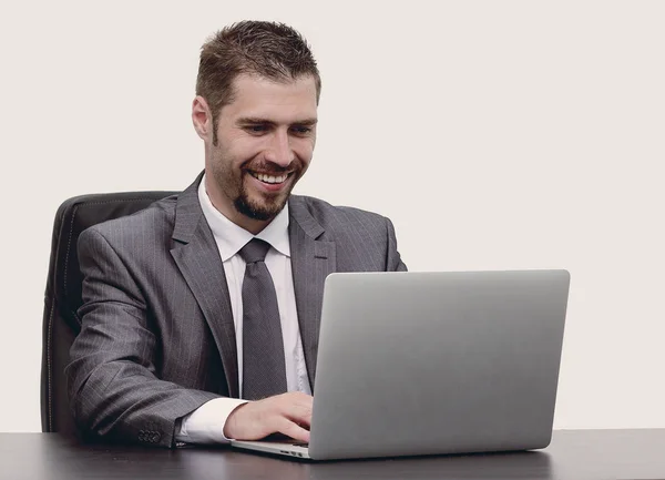 Closeup.happy empresário trabalhando no laptop, sentado na mesa — Fotografia de Stock