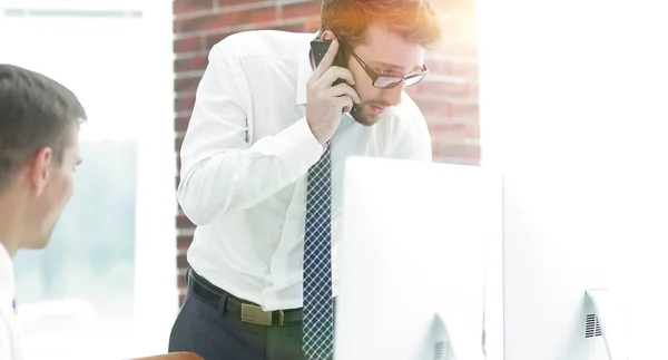 Homem de negócios irritado falando no smartphone — Fotografia de Stock