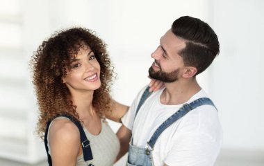 Güzel genç bir çiftin portresi.