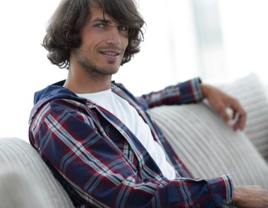 kanepede oturan başarılı yakışıklı olan.