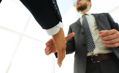 İki iş adamı el sıkışacak.