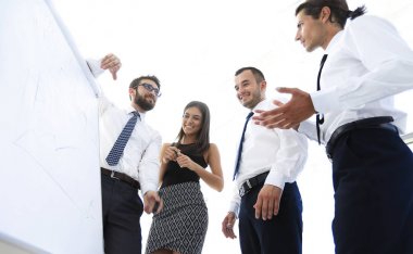 iş takım boş bir flipchart arıyor.