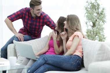 söz, kanepede oturan öğrencilerin grup.