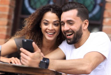 Genç bir çift bir kafe terasında oturup portresi