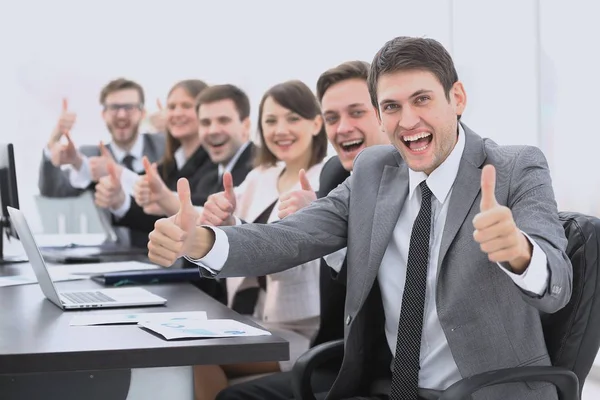 Equipe de negócios bem sucedida mostrando polegares para cima — Fotografia de Stock