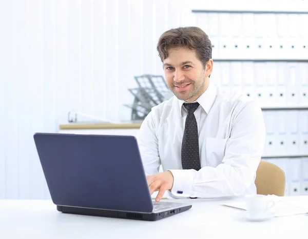 Gros plan de assis derrière un bureau — Photo