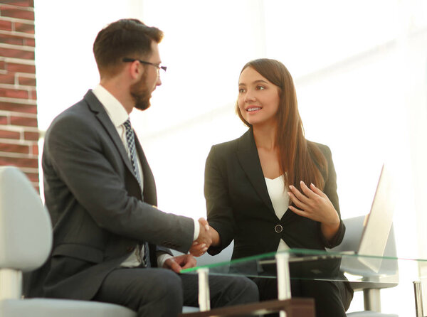 Успешные бизнесмены пожимают друг другу руки после хорошей сделки
.