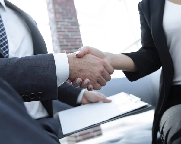 Крупный план двух бизнесменов, пожимающих друг другу руки — стоковое фото