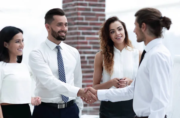 Benvenuto e stretta di mano partner commerciali . — Foto Stock