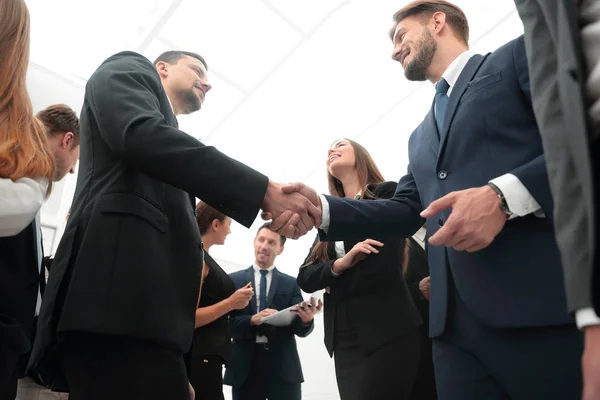 Concepto de negocio. bienvenida y apretón de manos de los socios comerciales —  Fotos de Stock