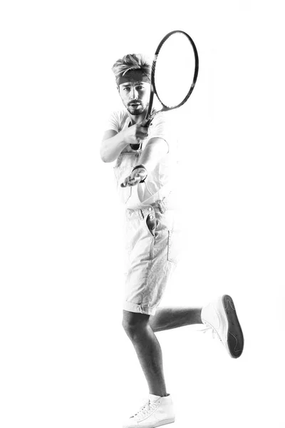 Bonito jovem desportista segurando raquete isolado em branco — Fotografia de Stock