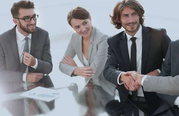 Handdruk partners op een zakelijke bijeenkomst — Stockfoto