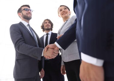 iyi bir anlaşma sonra iş insanlar el sıkışma.