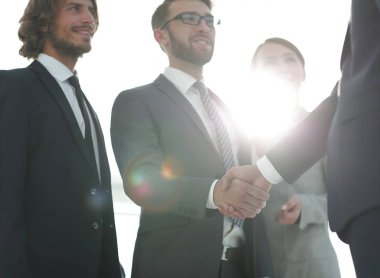 Yatırımcı ile el sıkışan iş lider