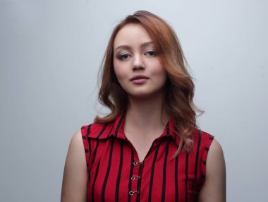 Sarışın kıvırcık saç modeli ve kırmızı dudaklar ile