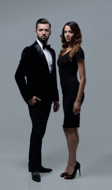 Gri bir arka plan üzerinde duran iş ortakları