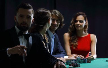 casino poker oyununda üzerinden seyir puro olan adam
