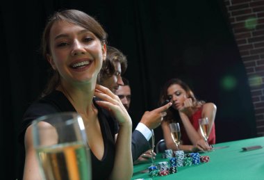 poker oynamaya içki ile gülümseyen kadın portresi