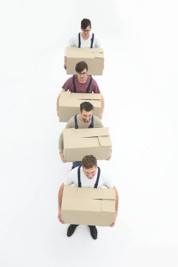Kutuları üst üste beyaz izole, ayakta tutan genç Nakliyeciler 