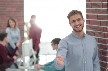 Ofiste oturan başarılı iş adamlarının portresi..