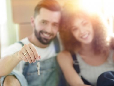 Karton kutu bir arka plan üzerinde genç bir çiftin yakın çekim