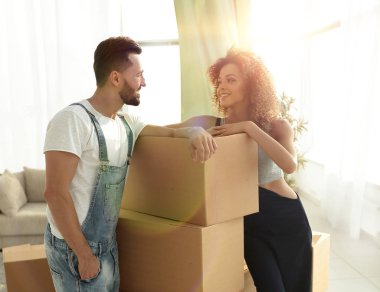 Sevgi dolu çift ayakta kutuları yanında