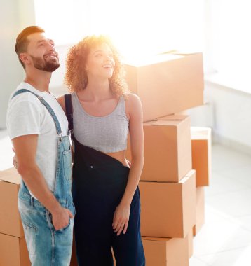 evli çift ayakta yeni daire