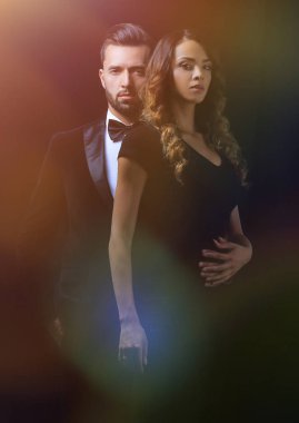 kucakladı zarif çift tutan eller ve kameraya bak