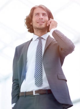 Mobil .isolated beyaz üzerine konuşurken işadamı.