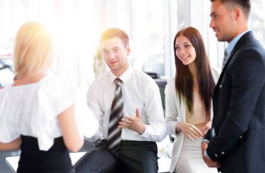 İş takım office işyerinde iş sorunları tartışıyor