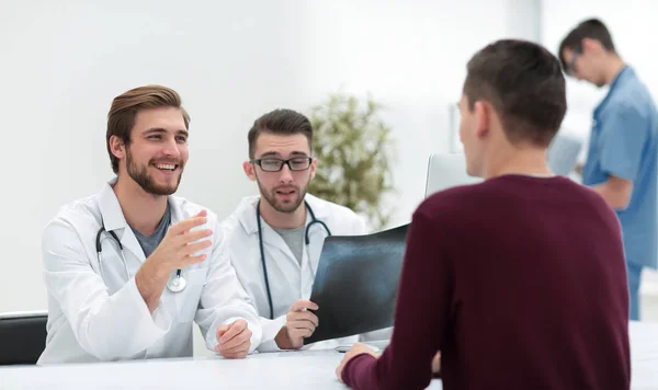 Medici discutono con il paziente la radiografia — Foto Stock