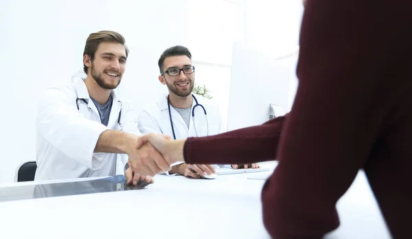 Stretta di mano di un medico e del suo paziente — Foto Stock