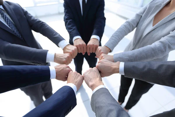 Primo piano. Gli uomini d'affari mostrano un cerchio di mani. — Foto Stock