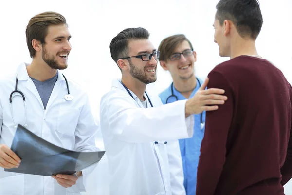 Médicos felicitando a la recuperación de los pacientes —  Fotos de Stock