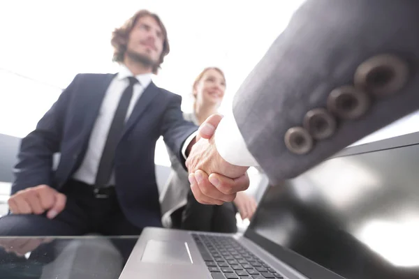 Närbild av två businessmens handslag — Stockfoto