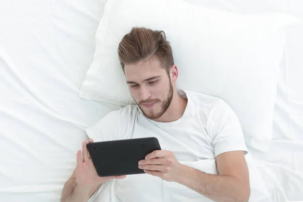 Junger Mann tippt auf digitalem Tablet — Stockfoto