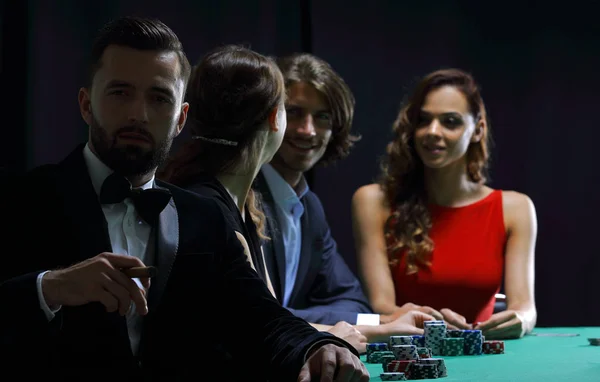 Mann mit Zigarre schaut von Pokerspiel im Casino auf — Stockfoto