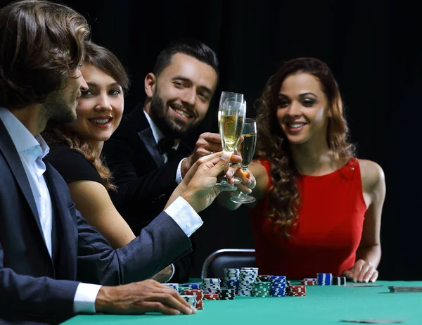 Φίλοι, πίνοντας και γιορτάζει ένα τυχερών παιχνιδιών νύχτα — Φωτογραφία Αρχείου