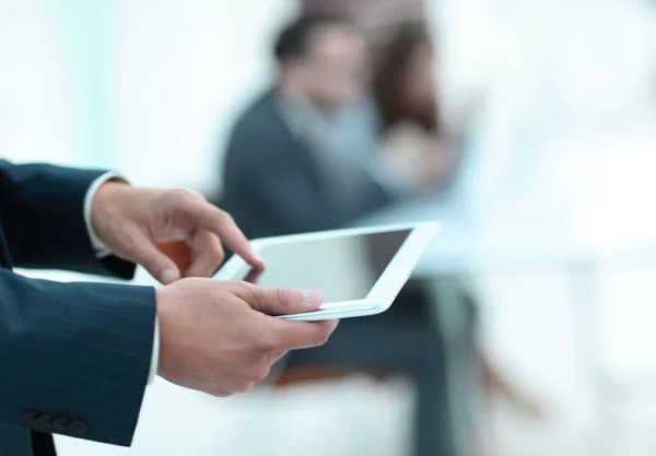 Closeup.businessman con el ordenador tableta — Foto de Stock