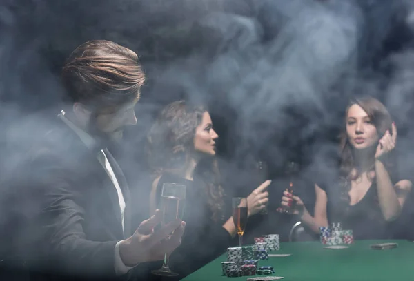 Başarılı bir poker oyununu kutlayan mutlu bir grup insan. — Stok fotoğraf