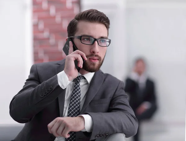 Vue d'un jeune homme d'affaires attrayant utilisant un smartphone — Photo