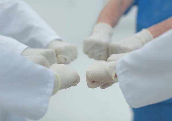 Médicos y enfermeras coordinan las manos . —  Fotos de Stock