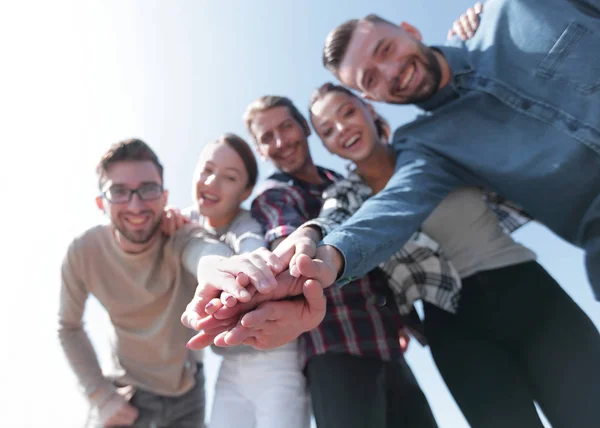 Estudiantes universitarios trabajo en equipo apilar concepto de mano — Foto de Stock