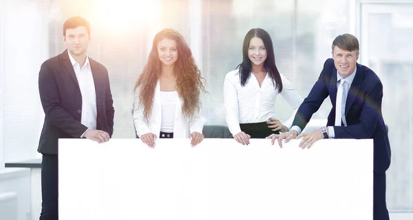 비즈니스 팀 빈 흰색 배너를 들고 — 스톡 사진